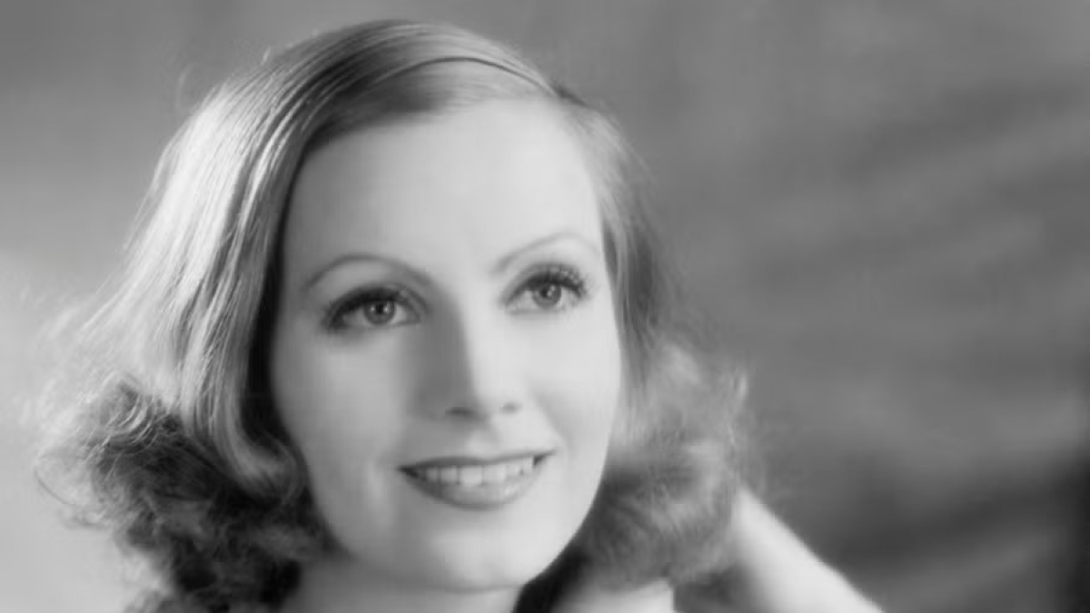 Greta Garbo nasceva 120 anni fa: le origini del nome d'arte, il ritiro dalle scene a soli 36 anni, gli amori, 7 segreti