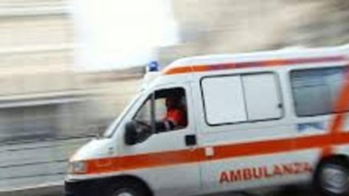Firenze, auto contromano sul raccordo autostradale dell'A11: bloccata dall'ambulanza