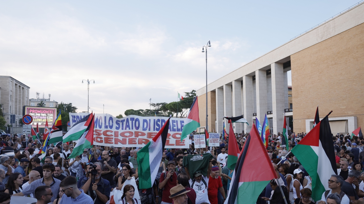Corteo pro Gaza a Roma, manifestanti partiti da piazzale Aldo Moro diretti ai Fori Imperiali