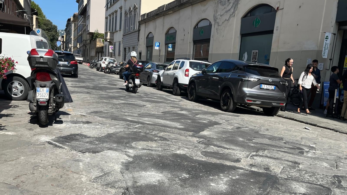 Firenze, via Carducci dalle buche alle toppe (aspettando il ritorno delle pietre)