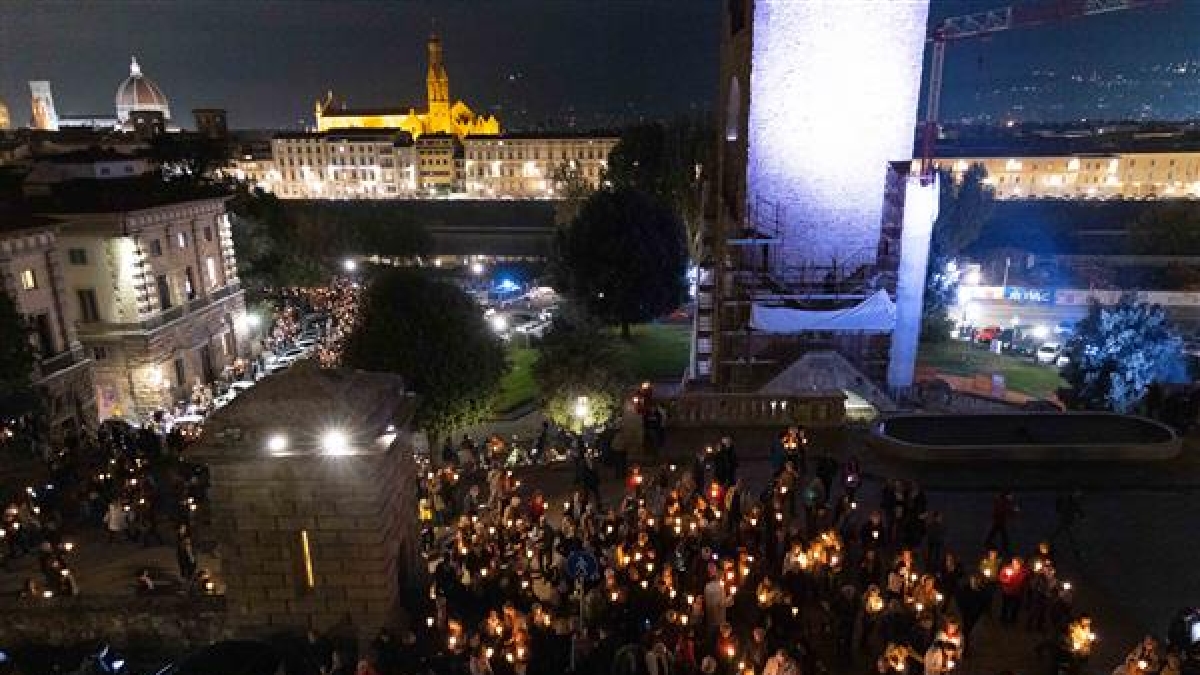 A piedi, di notte e senza bandiere: le comunità religiose in cammino a Firenze per la pace