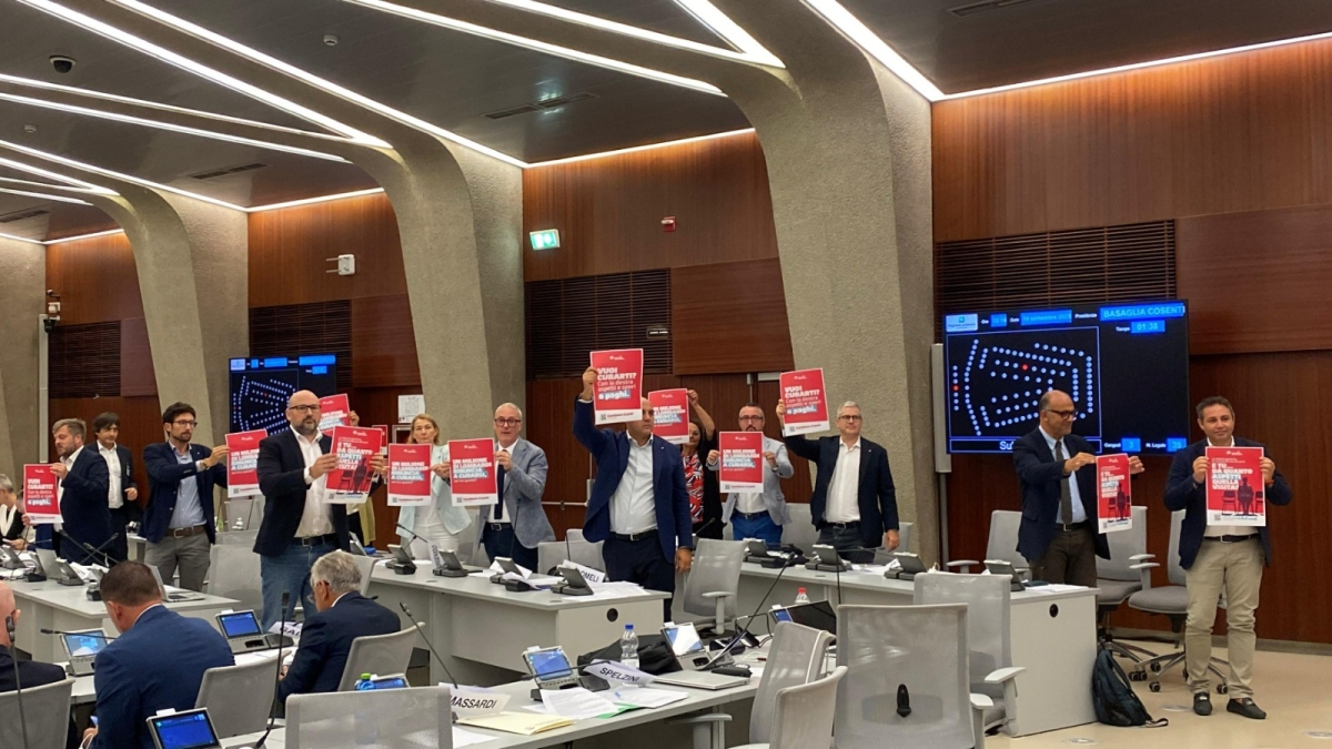 Lombardia, la protesta del Pd in aula: «Vuoi curarti? Con la destra aspetti o paghi»