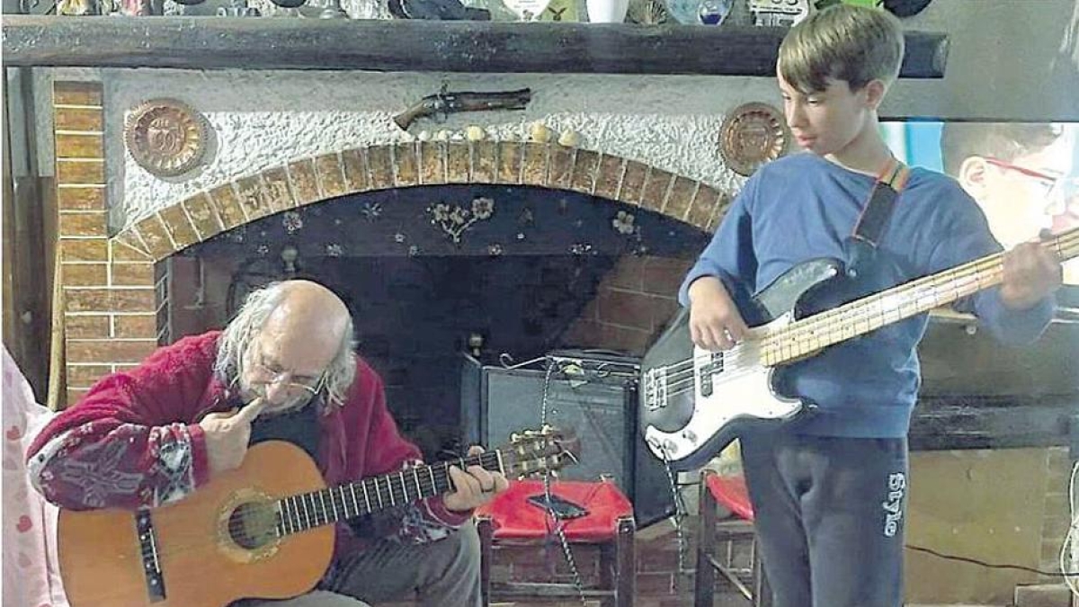 Paolo Mendico suicida a 14 anni, la paura dei compagni di scuola: «Cosa abbiamo combinato?». La mamma: «Ho una chat con un'insegnante che fa spavento»