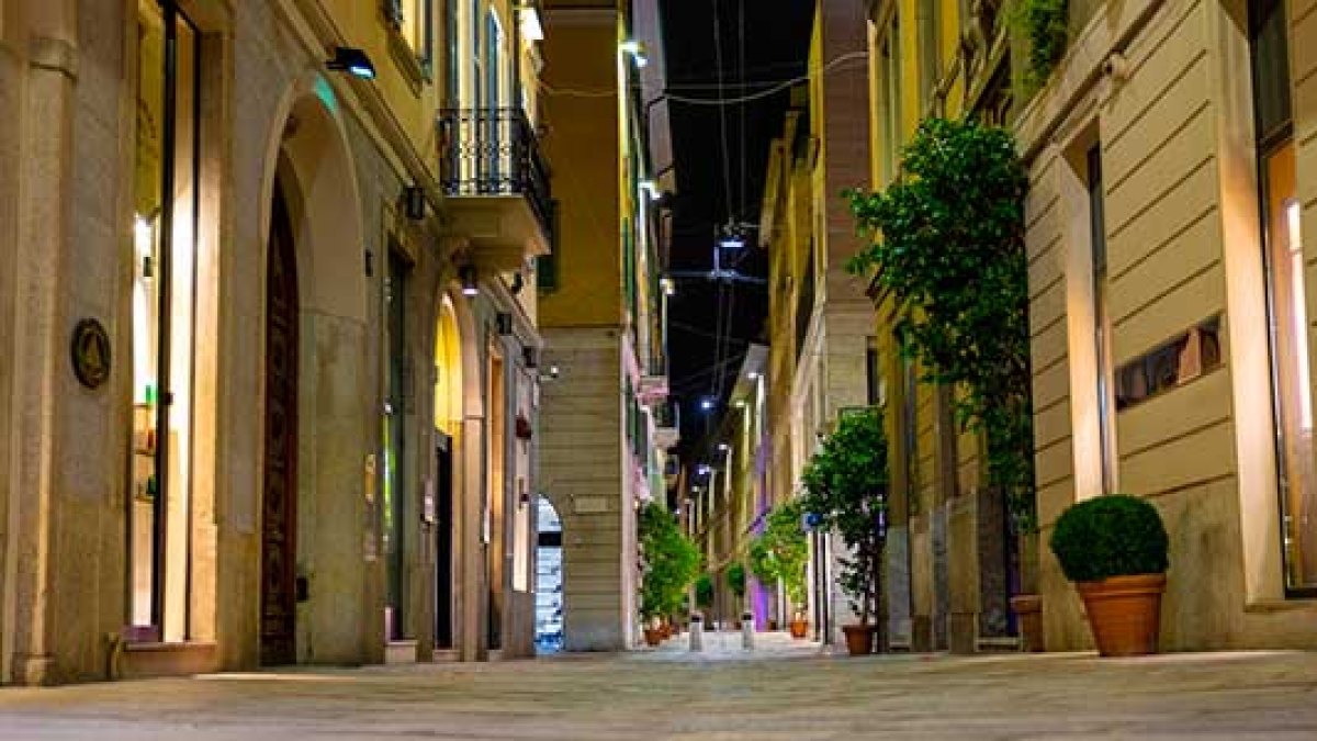 Milano, «Ti taglio la testa»: avvocata picchiata dal partner. Le aggressioni tra la casa nel Quadrilatero della moda e Dubai