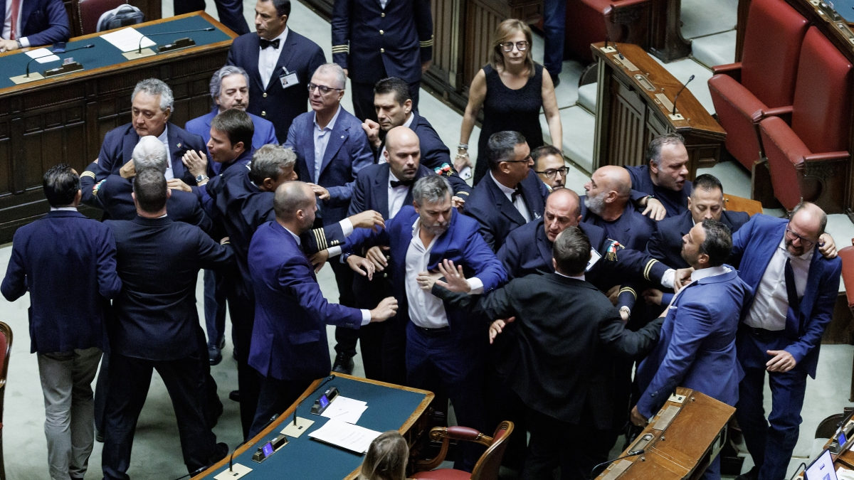Separazione delle carriere, alla Camera arriva il terzo sì. Poi la rissa: seduta sospesa