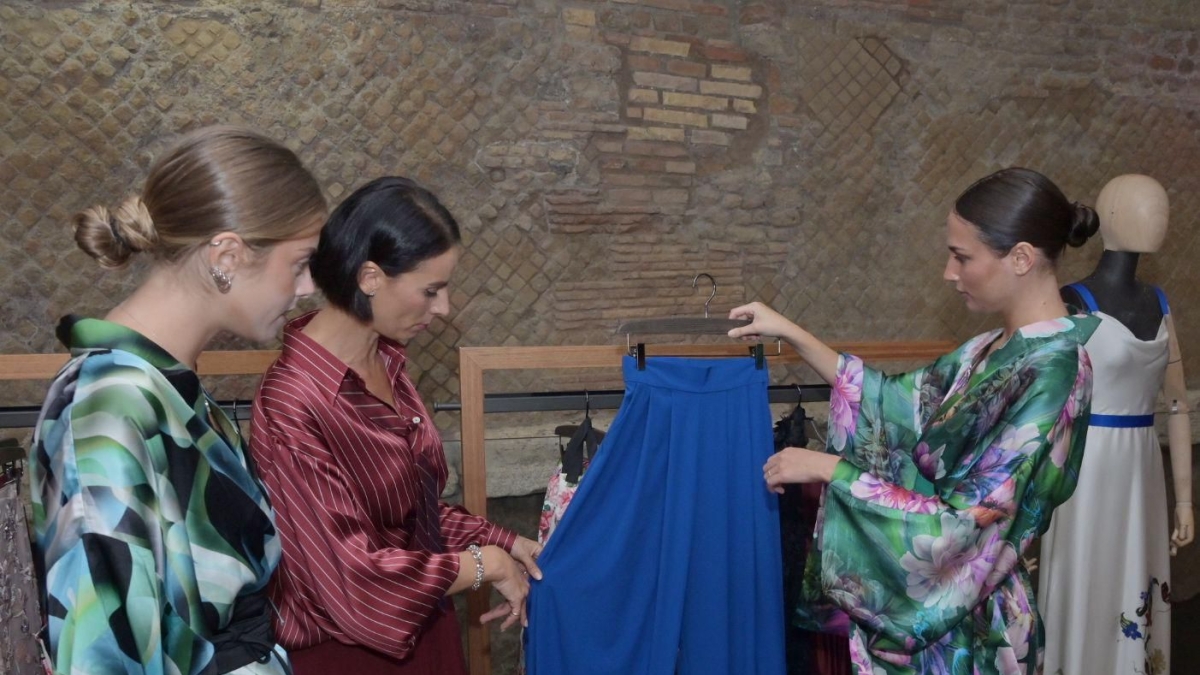 Rome Future Week, tessuti antimacchia con le nanotecnologie, abiti second hand o in affitto: Viola By Pullover sbarca nella Capitale