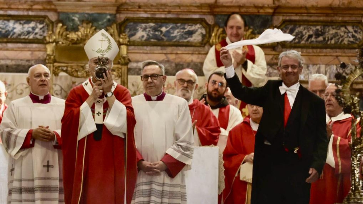 Miracolo di San Gennaro, il sangue si scioglie alle 10.08. Il cardinale Battaglia si commuove per Gaza