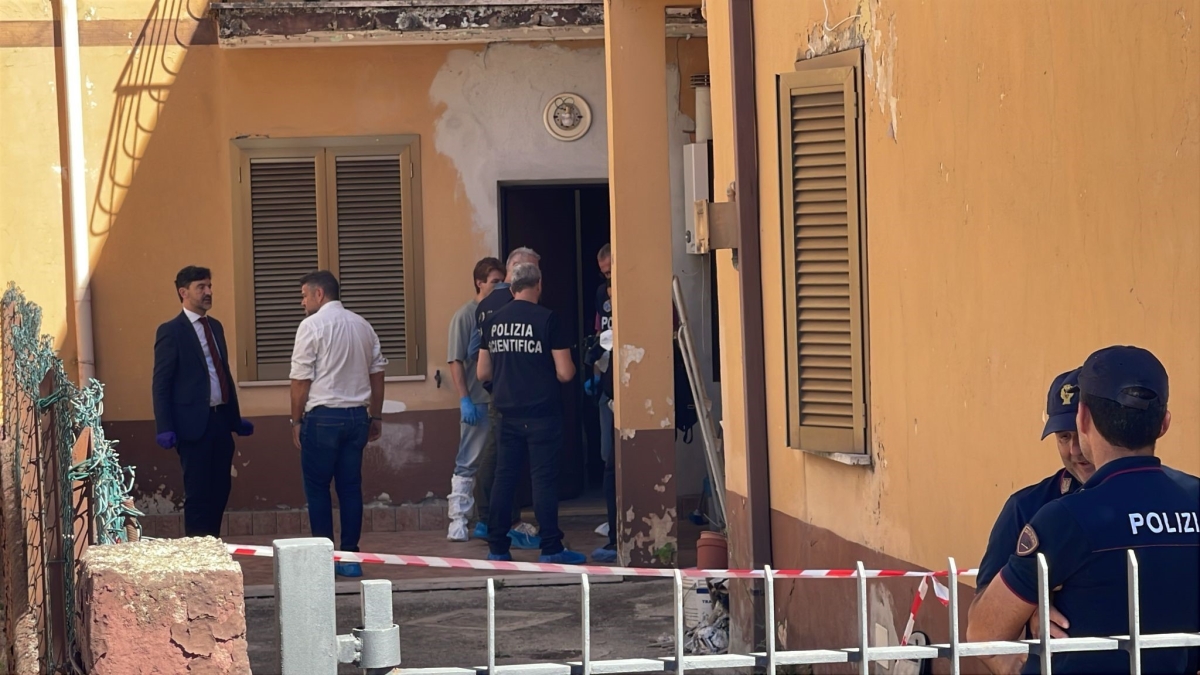 Latina, donna trovata morta nella sua casa: sul corpo e a terra tracce di sangue, ipotesi omicidio