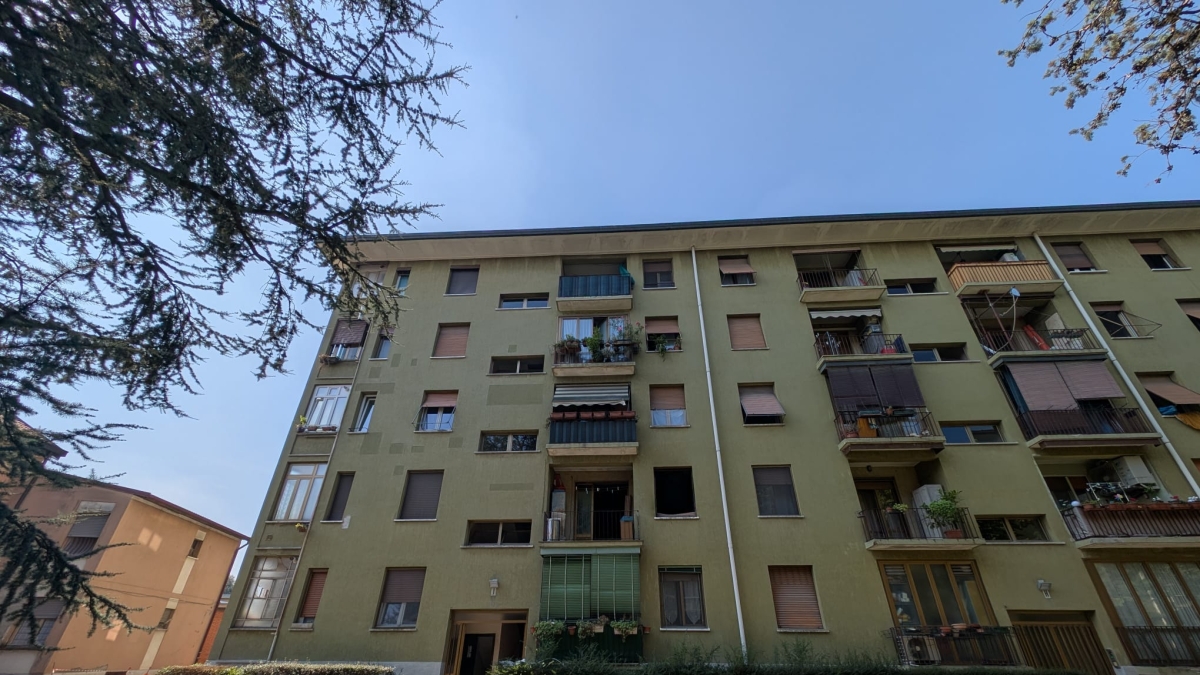 Milano, incendio in un appartamento di via Forze Armate: morta una donna di 59 anni. Le fiamme forse partite da una sigaretta