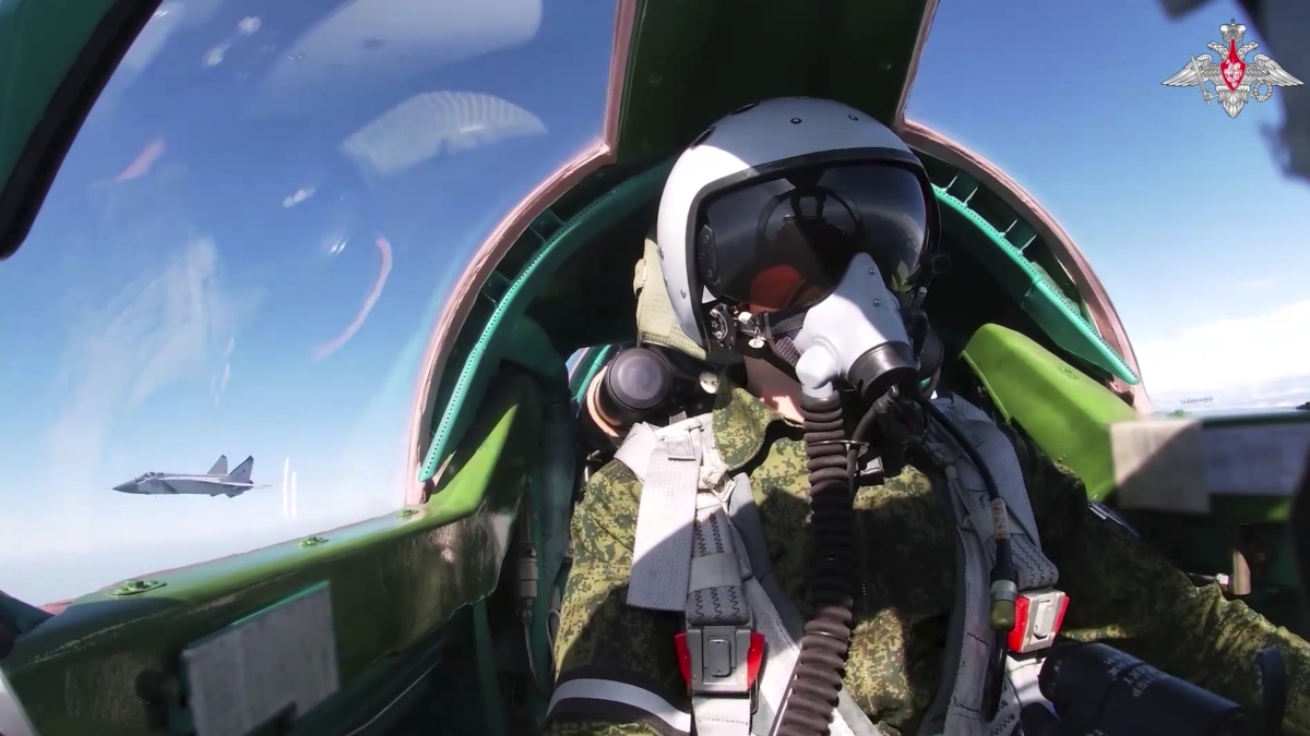 tre mig russi invadono spazio aereo estone respinti da f 35 italiani poi altri 2 jet sorvolano piattaforma petrolifera nel baltico