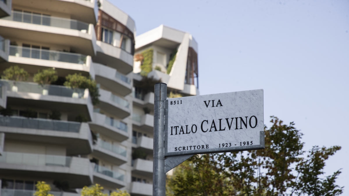 Milano, una via (e una mostra) per Italo Calvino: strada intitolata a Citylife per lo scrittore morto 40 anni fa