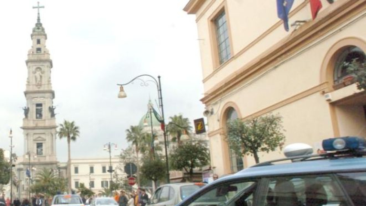 Pompei, sequestrano disabile per due ore, lo insultano e lo lanciano in piscina: arrestati due ventenni. La Procura: l'hanno fatto per divertirsi