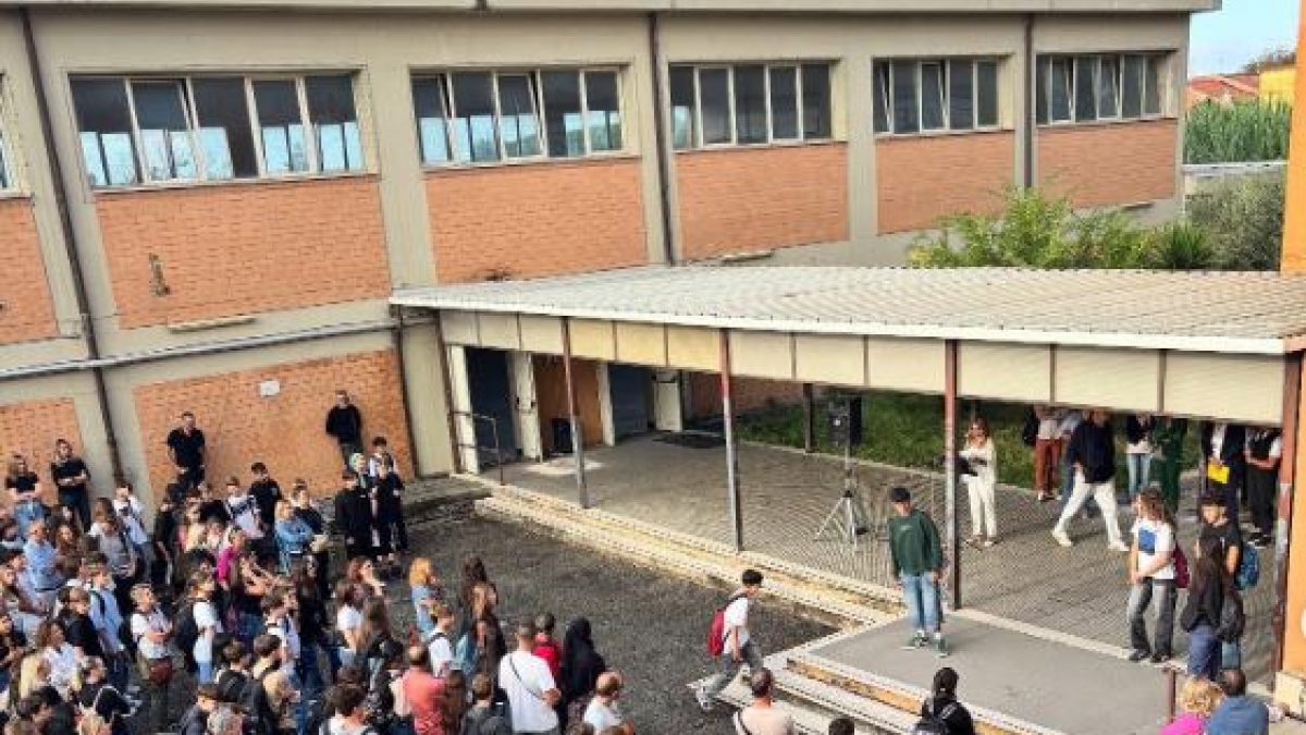 Genzano, aggressione al liceo Vailati: prendono a pugni e filmano un 15enne. Identificati due minori