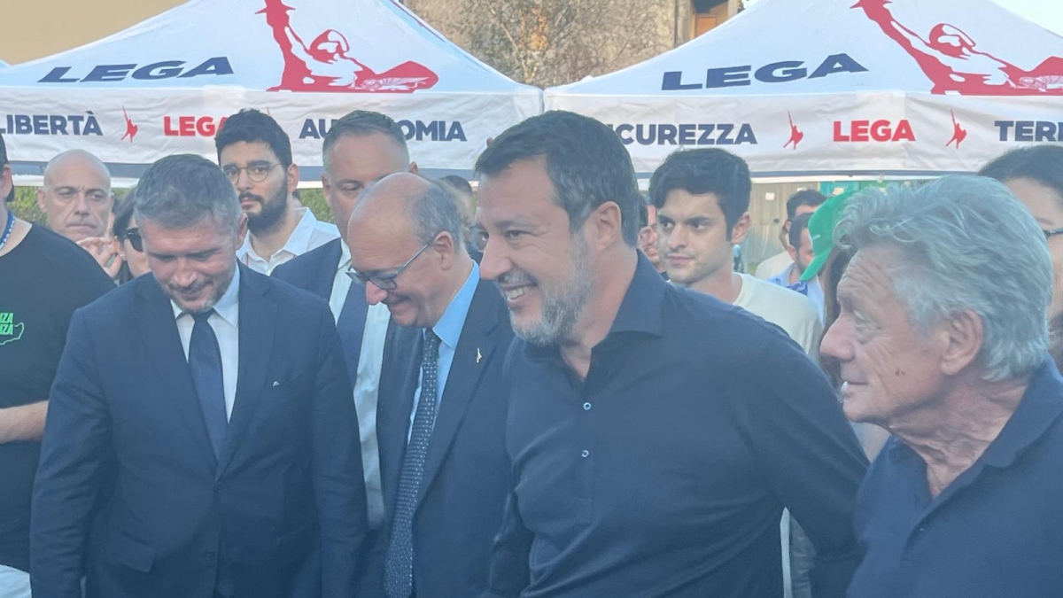 Pontida, Salvini arriva nonostante le coliche renali. Vannacci:  «Noi gli eredi di Kirk. La sinistra fa la vittima»