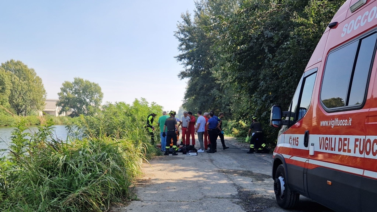 Cremona, Florin morto a 20 anni annegato in un canale navigabile. Aveva detto agli amici: «Vado a pescare più in là»