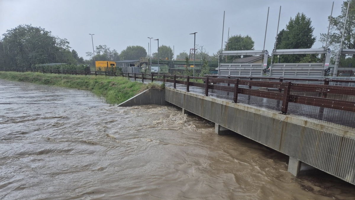 Maltempo a Milano e in Lombardia: esonda il Seveso. Frana travolge auto a Blevio Maltempo a Milano e in Lombardia: esonda il Seveso. Frana travolge auto a Blevio