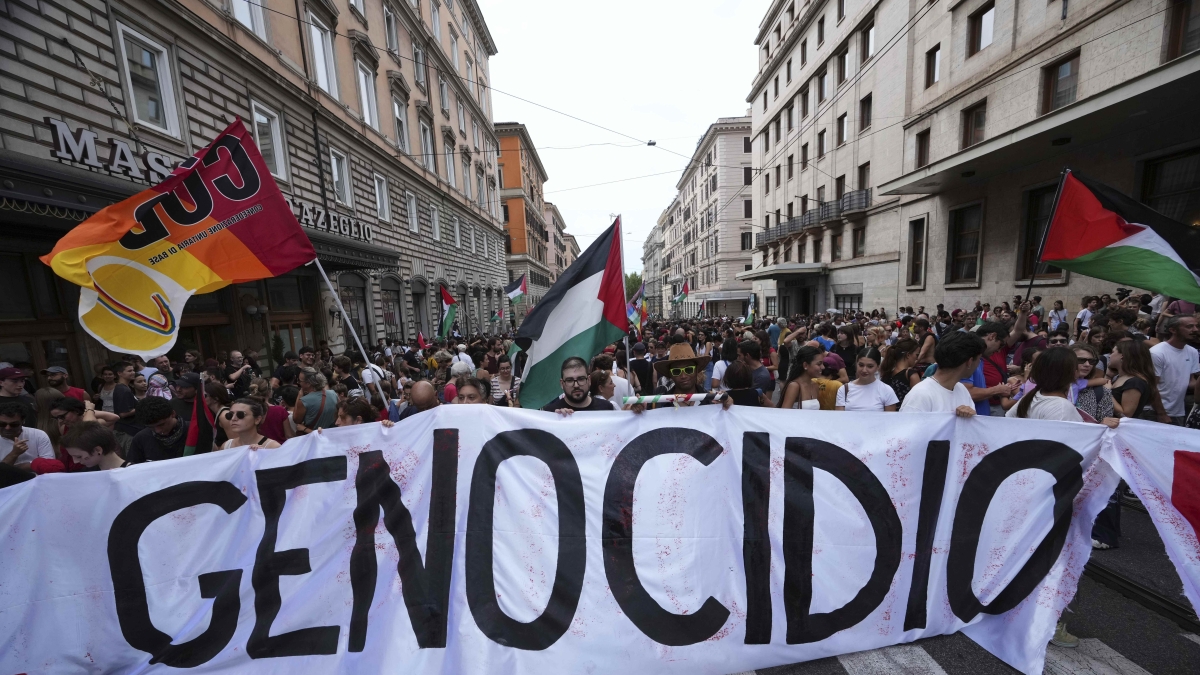 Roma, via al corteo dei ProPal. Imbrattata la statua di papa Wojtyla alla stazione Termini