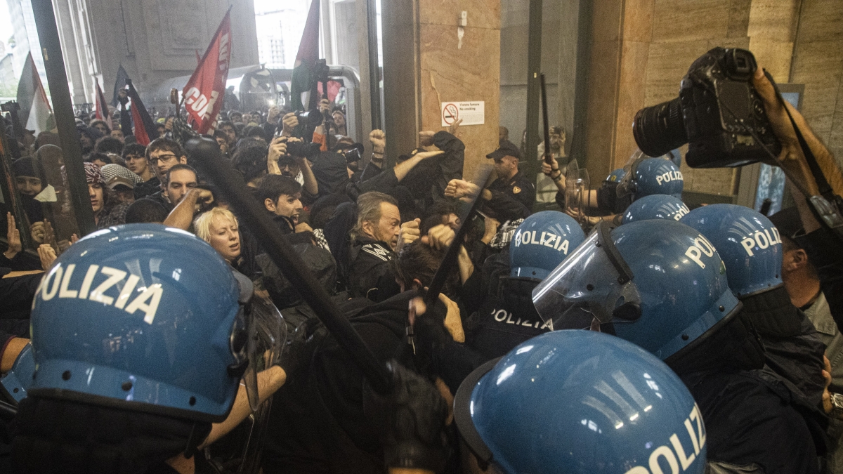 Assalto alla Stazione Centrale, il giudice rimette in libertà i due 17enni del Carducci: «Arresti misura sproporzionata»