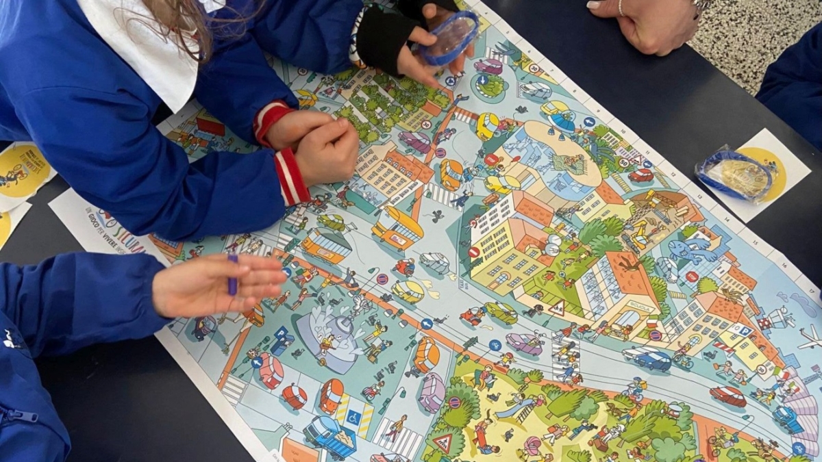Un gioco e corsi per gli studenti: la sicurezza stradale nelle scuole