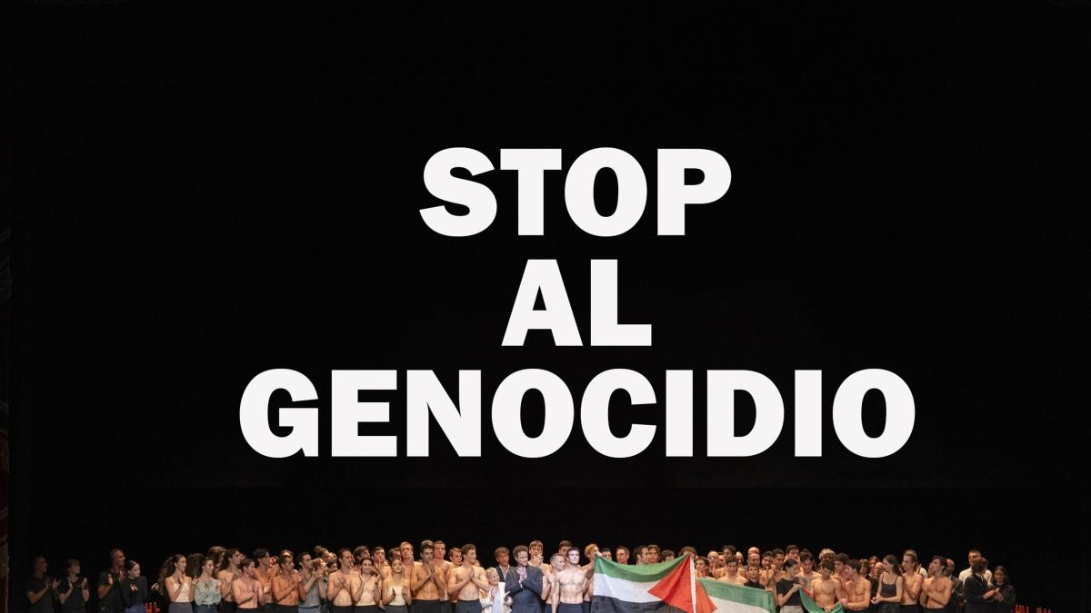 Roberto Bolle e il messaggio per Gaza: dopo il balletto al Teatro alla Scala di Milano appare la scritta «Stop al genocidio»