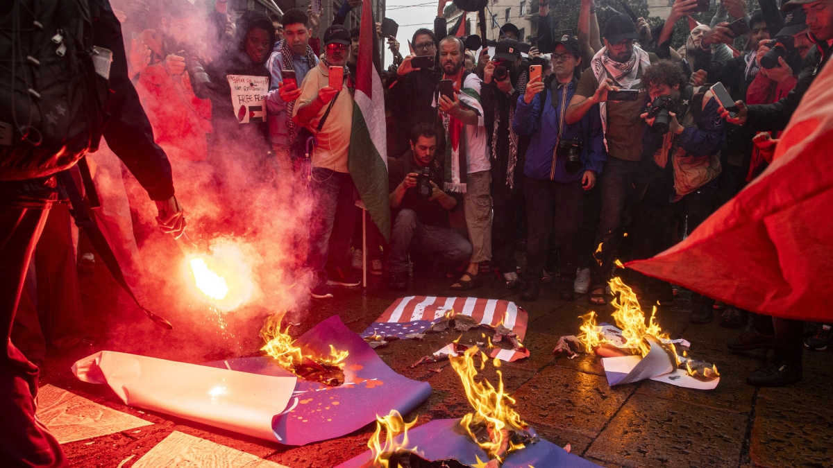 Scontri al corteo pro Pal di Milano: arrestati cinque manifestanti, due sono minorenni?I «maranza» tra gli assalitori della stazione