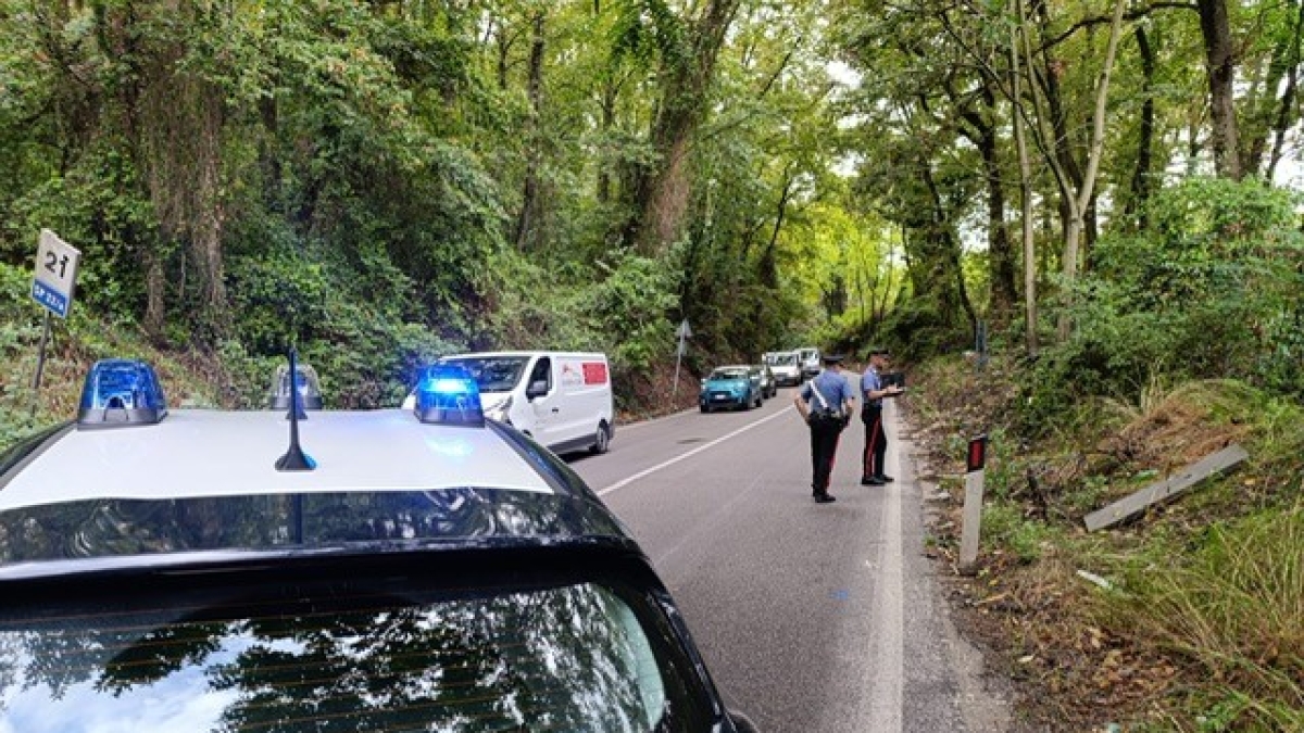 Incidente a Fonte Nuova, auto si ribalta sulla Nomentana: morto un 21enne, grave la fidanzata di 16 anni