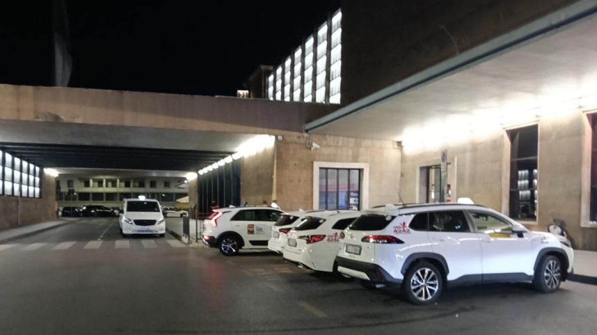 Firenze e i taxi fantasma: l'auto c'è ma non si vede e la gente resta a piedi