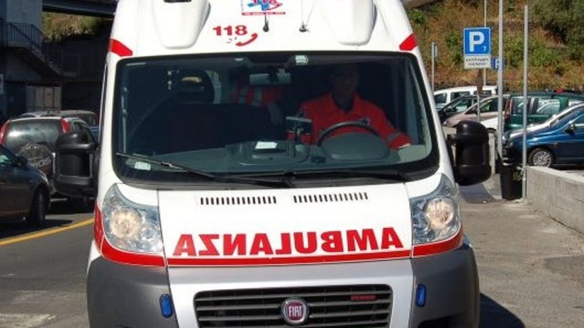 Incidente a Sesto Fiorentino, motorino sbanda e viene travolto da un camion: muore 74enne
