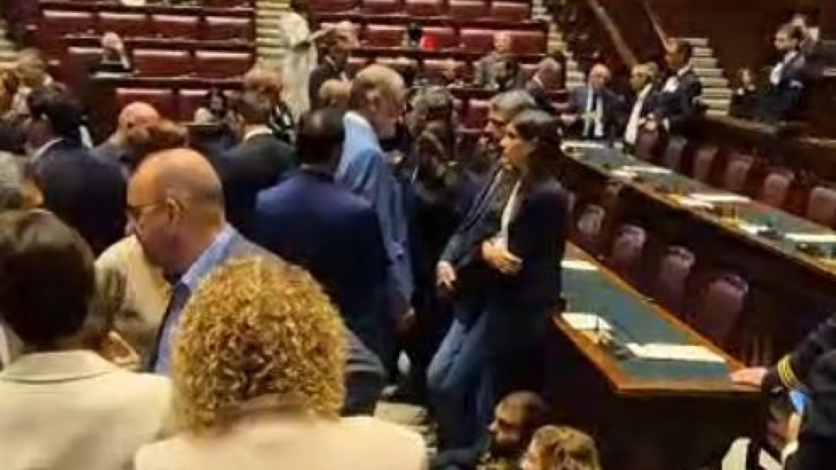 Attacco alla Flotilla, mediazione del governo con la Cei per la consegna del cibo. Le opposizioni all'esecutivo: «Riferisca cosa sta facendo per tutelarla». Schlein: «Meloni inefficace». Crosetto: «Condanno attacco, intervento immediato»