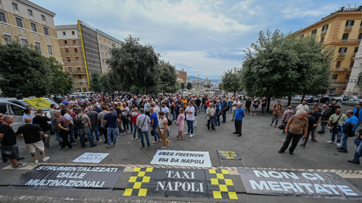 Napoli, sciopero dei tassisti contro abusivismo e nuove licenze. Sit-in in piazza Municipio: «Il sindaco ci riceva»