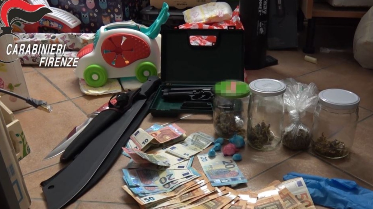 Operazione anti droga della Dda: dodici arresti, tre in Toscana (grazie a una foto diffusa in chat)
