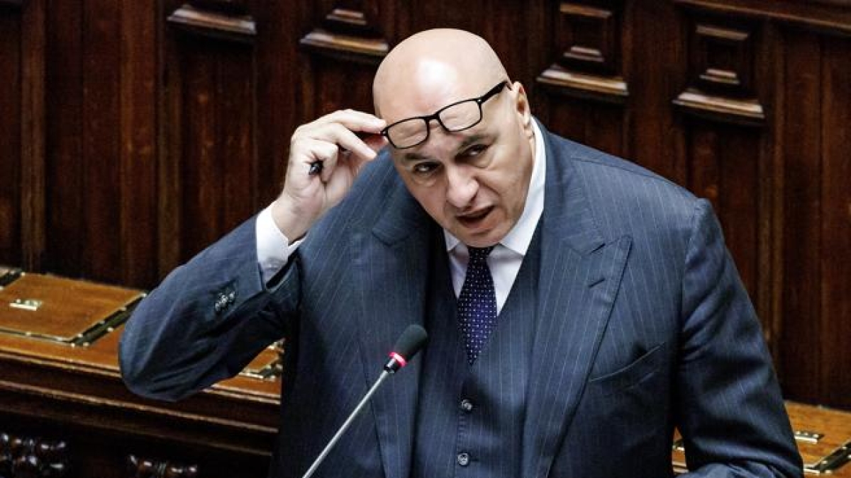 Crosetto manda una fregata: «Ho informato tutti». Tajani media: gli aiuti al cardinal Pizzaballa