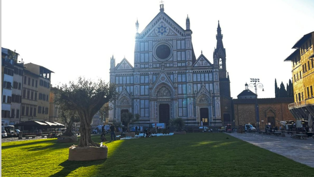 Firenze, in piazza Santa Croce spunta un prato verde: è Green Florence 2025