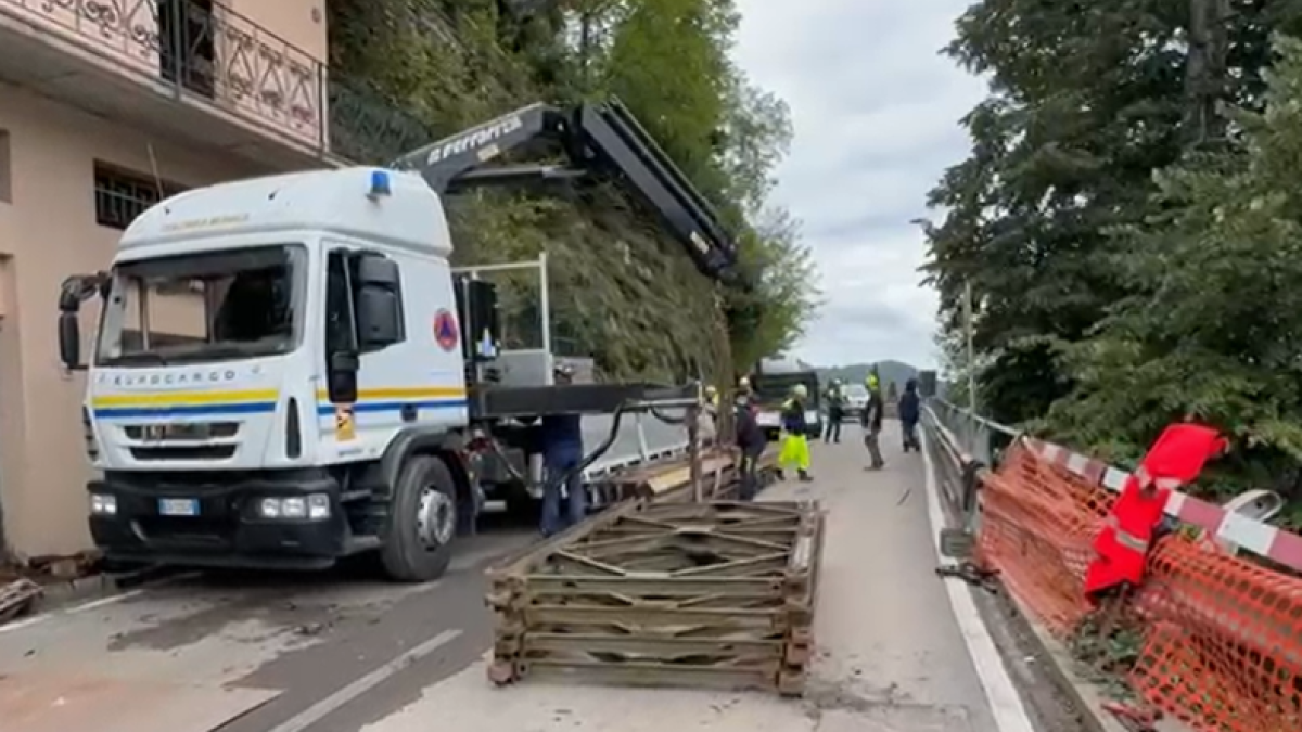 Blevio, l'esercito monta un ponte militare d’acciaio per ripristinare la circolazione sulla strada provinciale Lariana