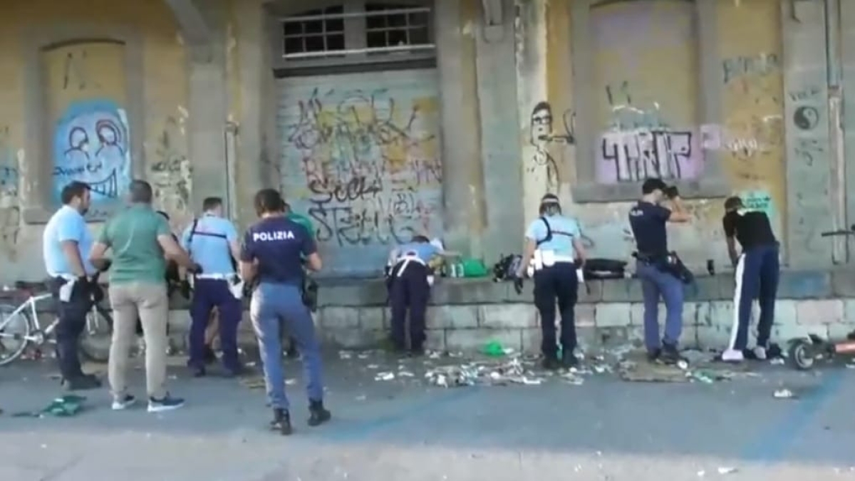 Lucca, presa la rete degli spacciatori alla stazione (con le vedette che osservavano i viaggiatori)