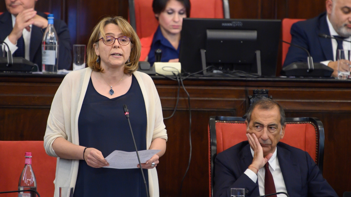 La vendita di San Siro in Consiglio comunale, seduta al via tra le polemiche: «Serve rispetto». Scavuzzo fischiata in aula