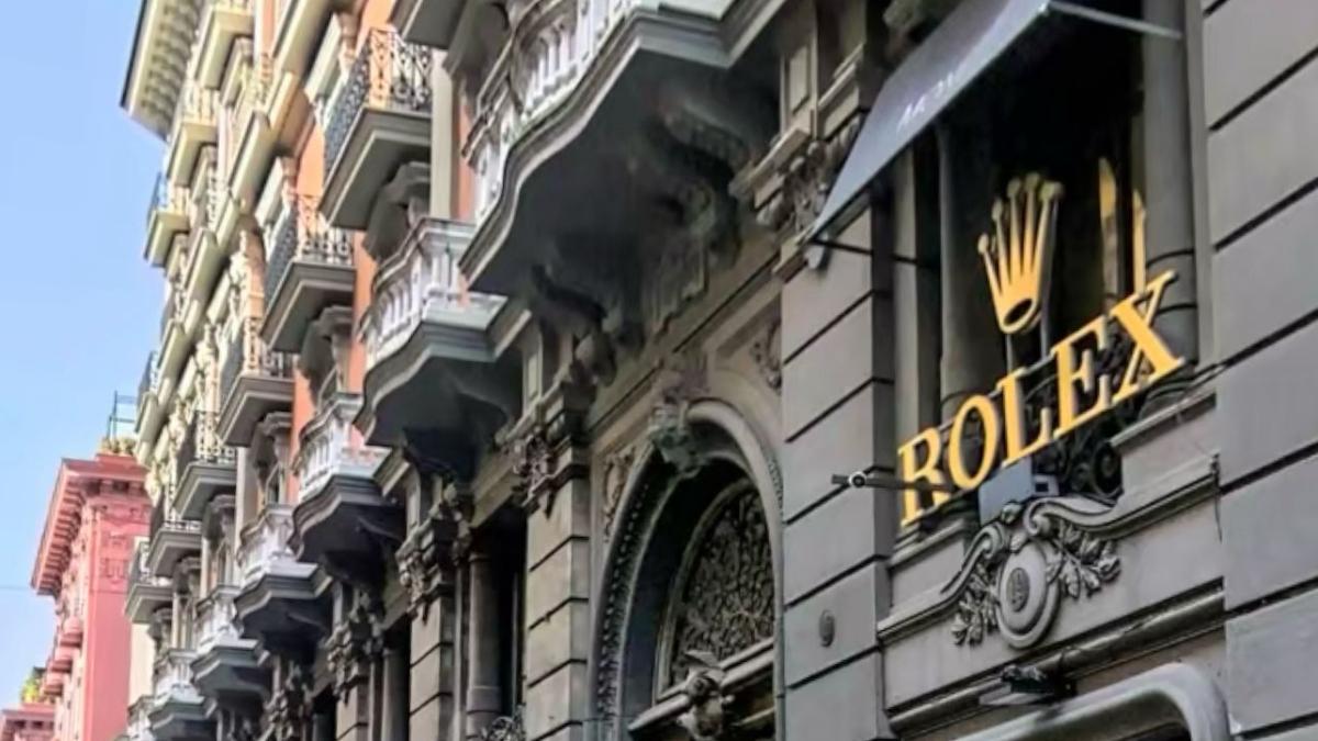Napoli, incidente sul lavoro in una palestra di via dei Mille: operaio precipita da una scala e muore