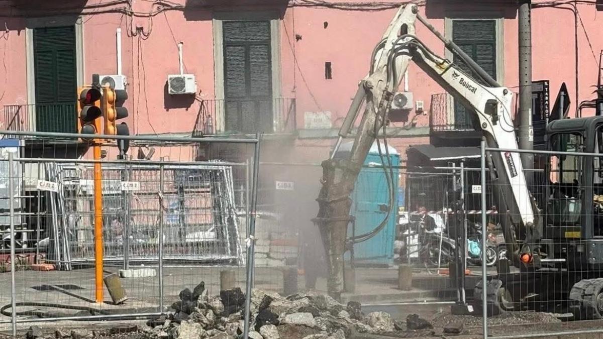 Napoli, in via Foria tubi del gas danneggiati durante i lavori: strada chiusa per ore, disagi e traffico in tilt