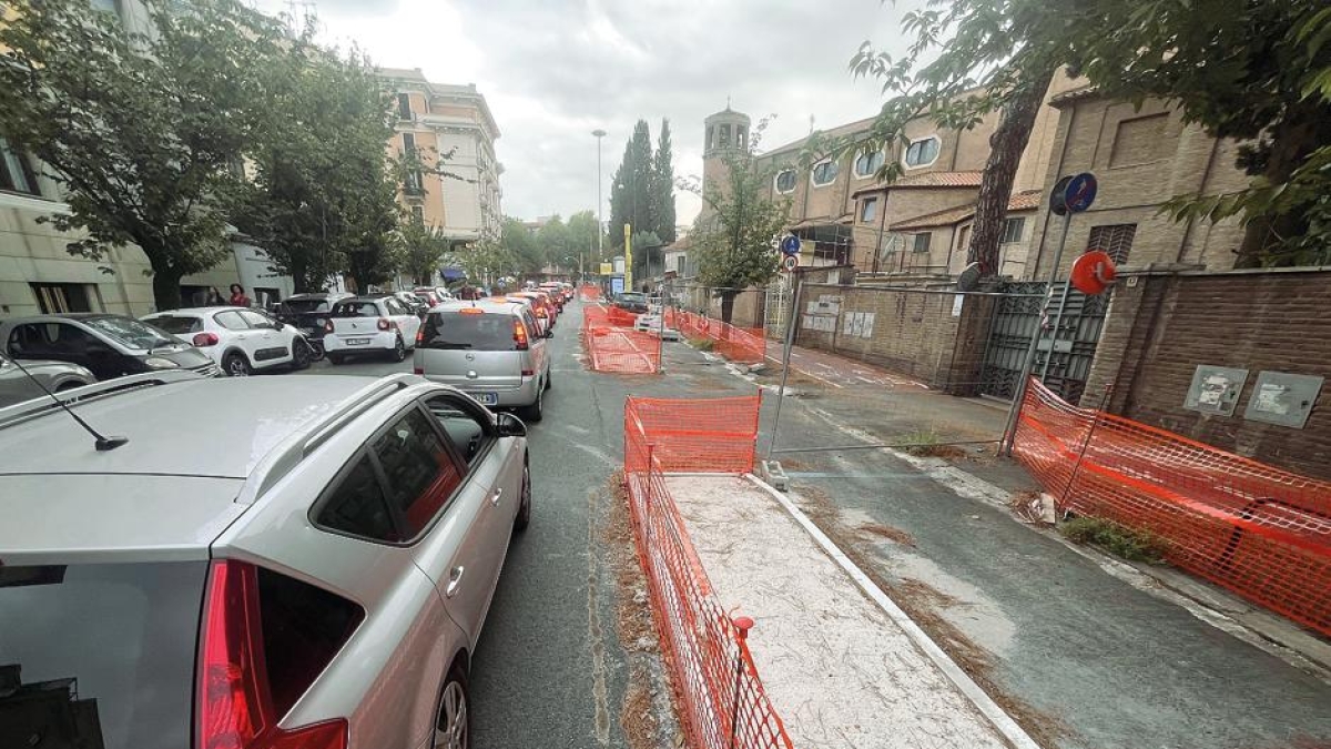 Roma, la corsa elettorale parte dalle ciclabili. FdI: «Piste fatte male, sono pericolose». Il Comune: «Proteste solo strumentali»