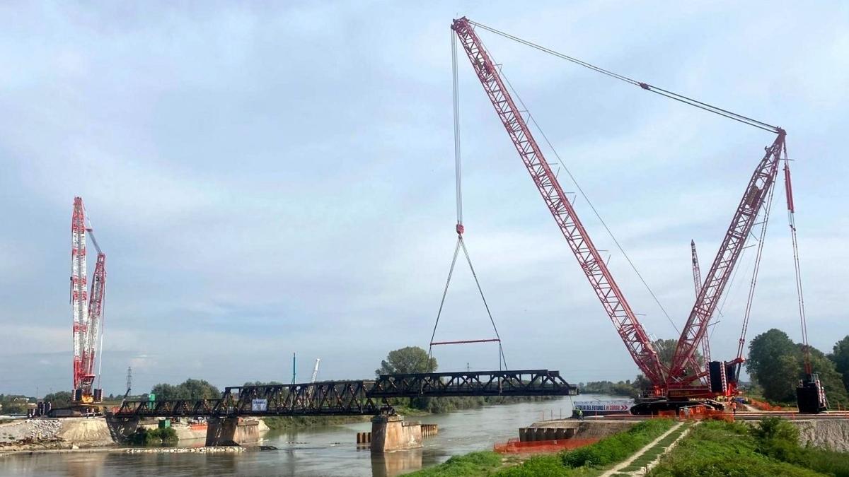 Mantova, smontato il ponte di ferro sul fiume Oglio: aveva cento anni, se ne va un pezzo di storia