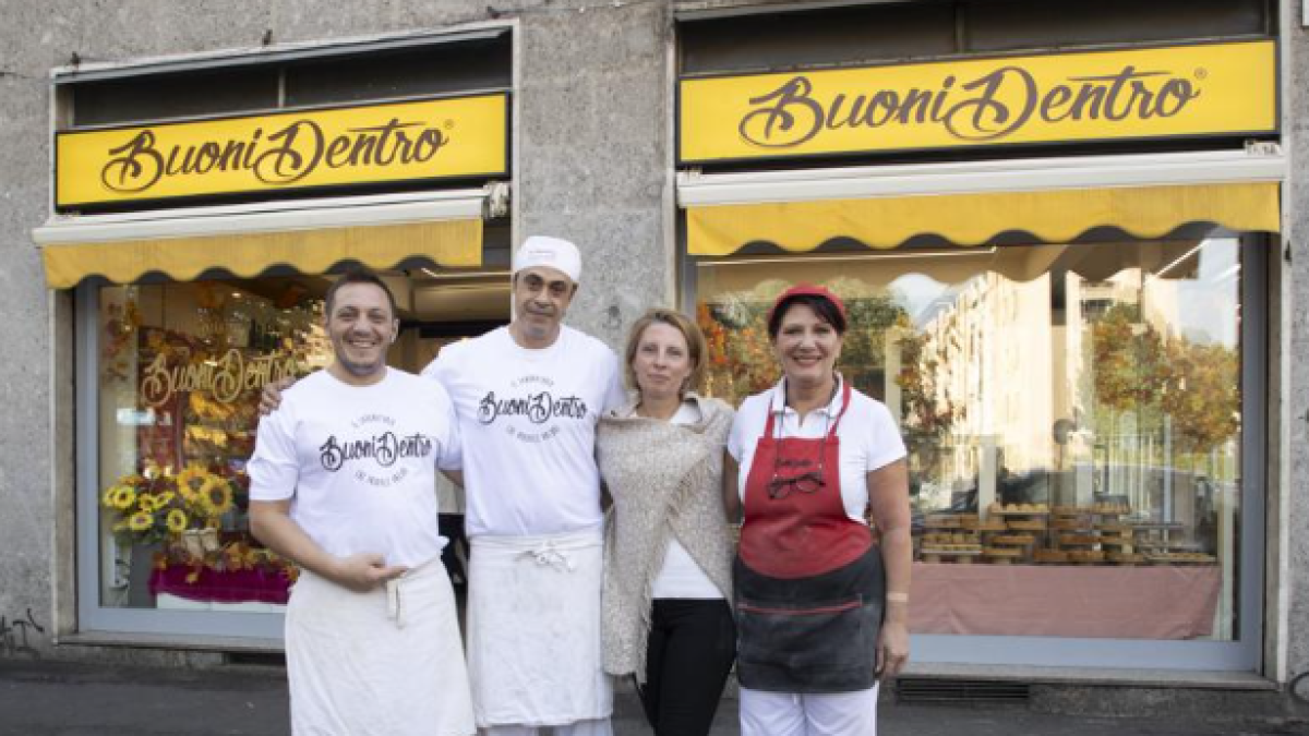 Milano, piazza Bettini, «no alla pedonalizzazione»: la raccolta di firme del panificio solidale «Buoni dentro»