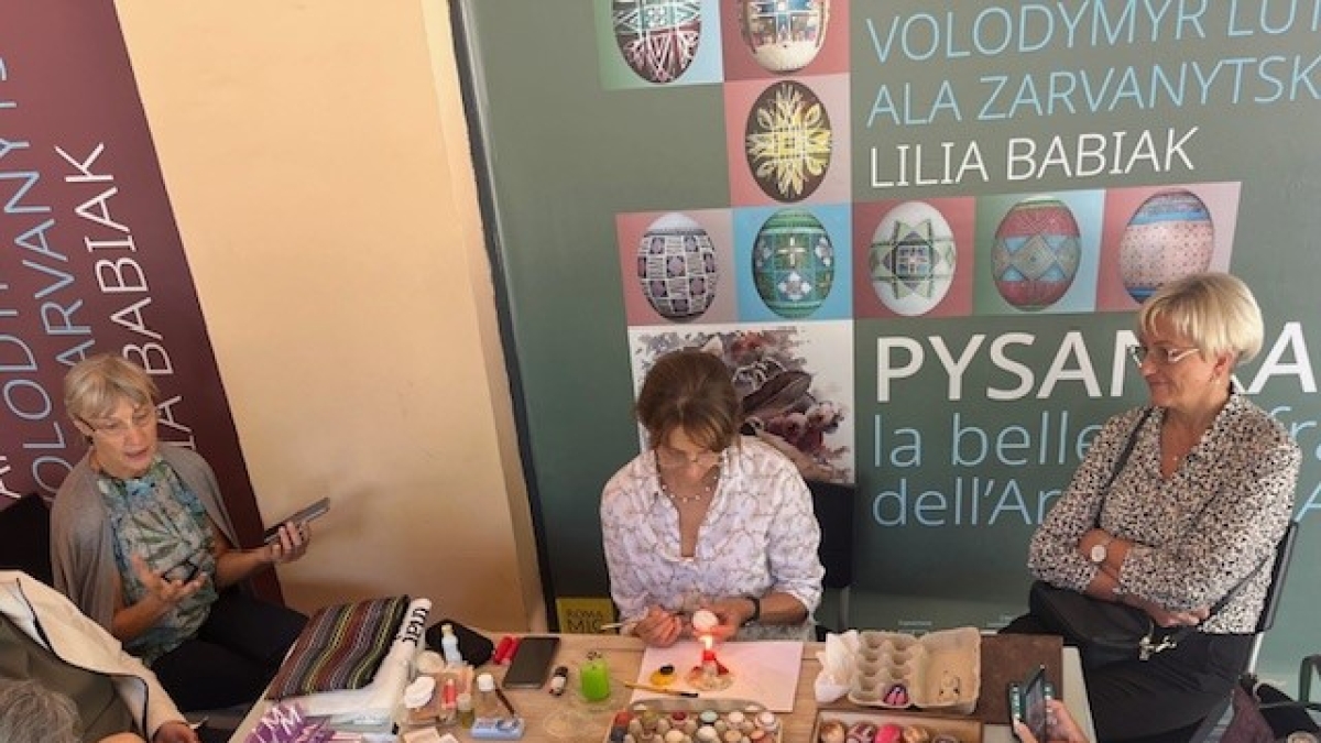 L'Ucraina a Villa Torlonia, laboratorio su come fare le pysanka (gusci d'uova decorati) e una mostra di acquarelli sulla natura