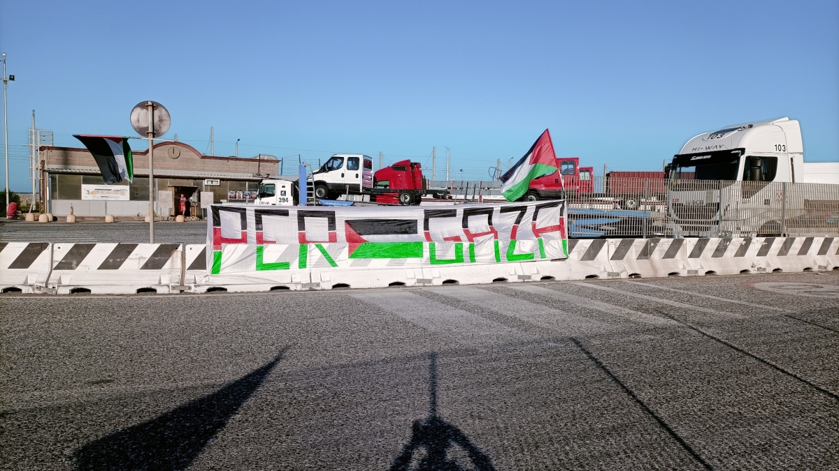 Livorno, i portuali scioperano contro lo scarico di una nave israeliana: «Sanzioni dal basso per tutti i prodotti, anche commerciali»