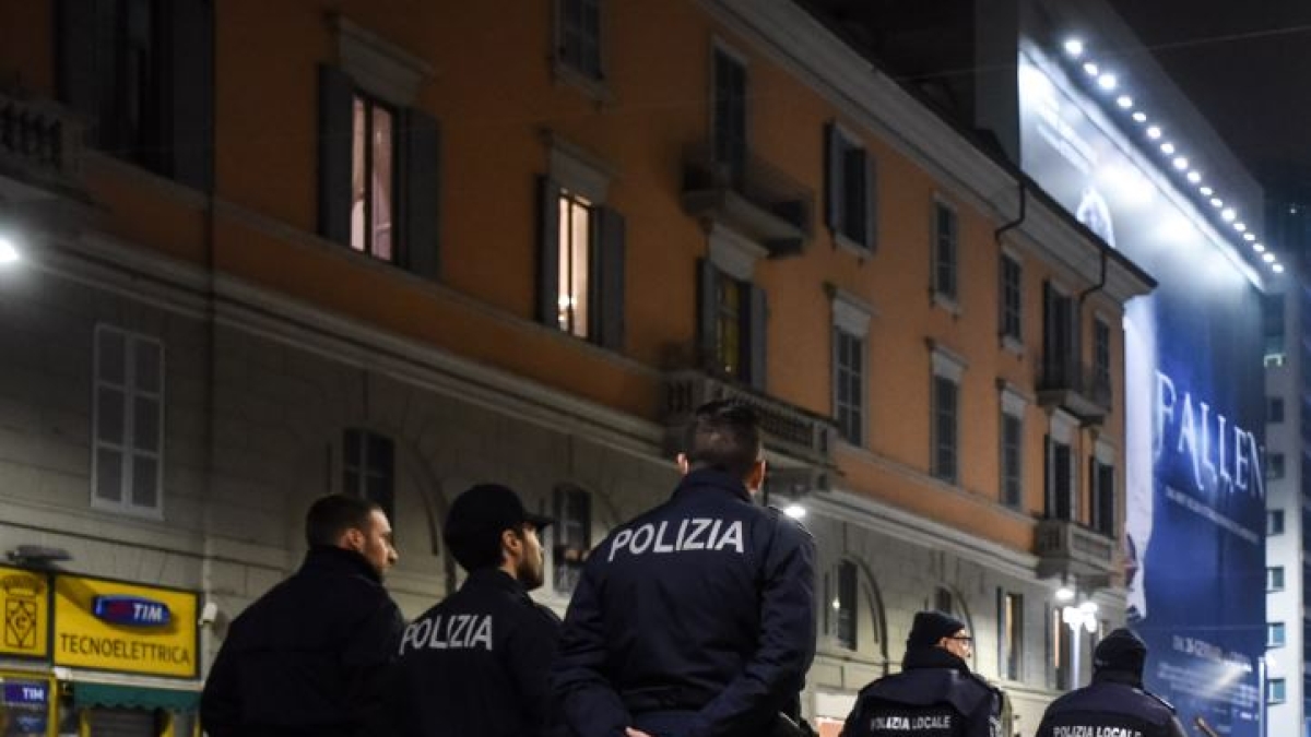 Milano, tre 17enni picchiati e rapinati all'uscita del locale da un gruppo di almeno sette giovani