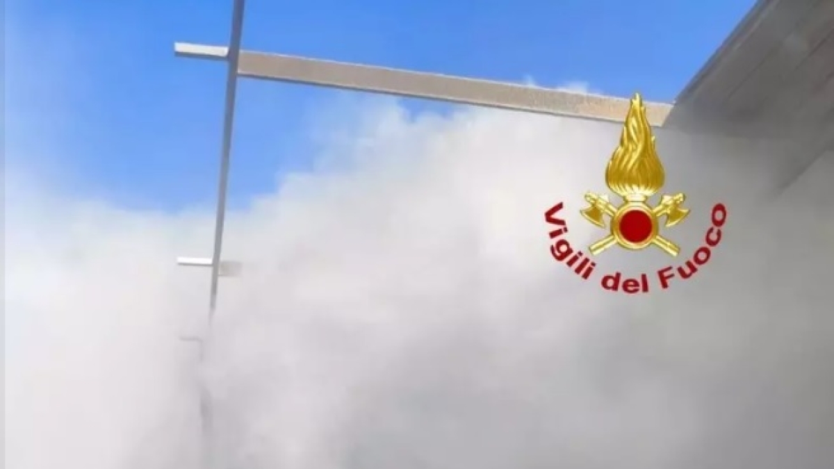 Nel Casertano ennesimo rogo in azienda chimica produce una nube di cloro