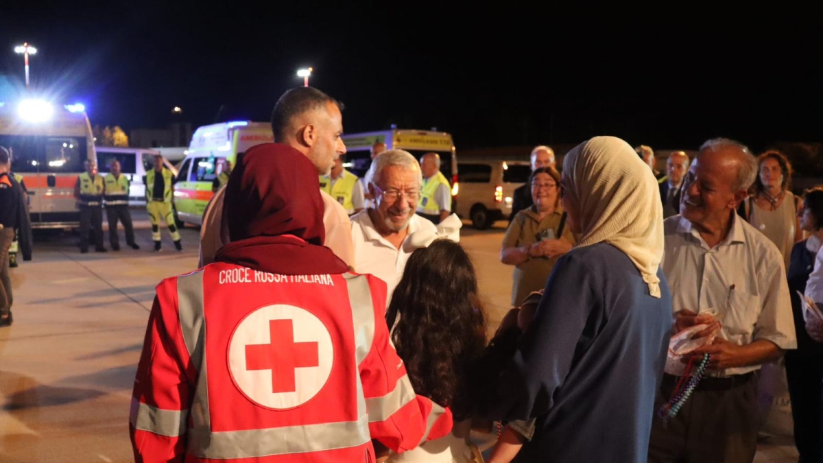 Roma, a Ciampino il volo con 15 bambini malati evacuati dalla Striscia di Gaza: saranno curati in ospedali italiani
