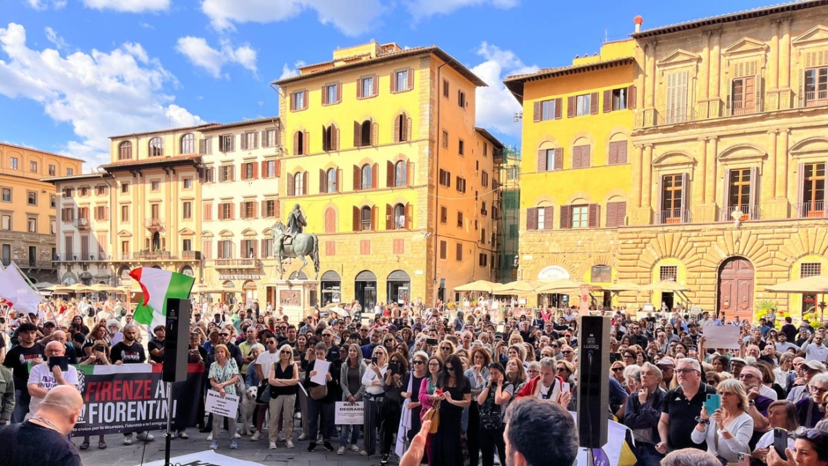 Firenze, protesta dei comitati in piazza Signoria per la sciurezza: «Siamo allo sbando»