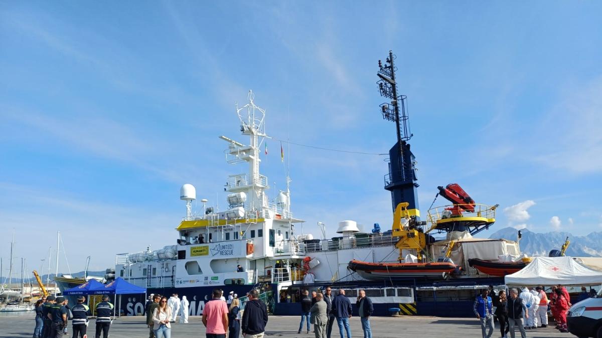 Arrivati 29 migranti a Marina di Carrara: è il sesto sbarco da inizio anno. «Noi siamo un porto di pace»