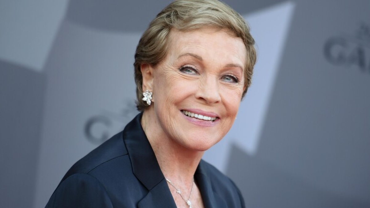 Julie Andrews compie 90 anni: gli inizi come bambina prodigio, come ottenne il ruolo di Mary Poppins, si è sposata due volte, 7 segreti