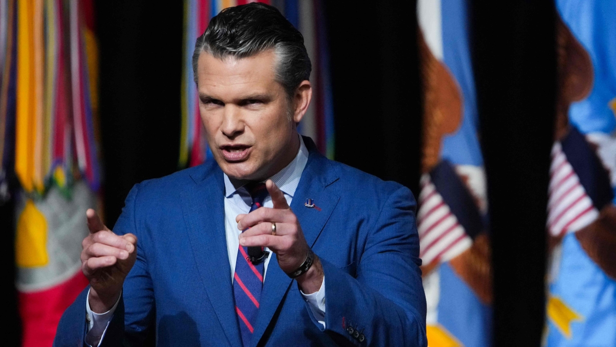 Trump ed Hegseth, il discorso ai generali: «Il nostro compito è prepararci alla guerra, basta decadenza woke»